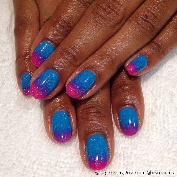 Nail art ombr? de esmaltes rosa e azul
